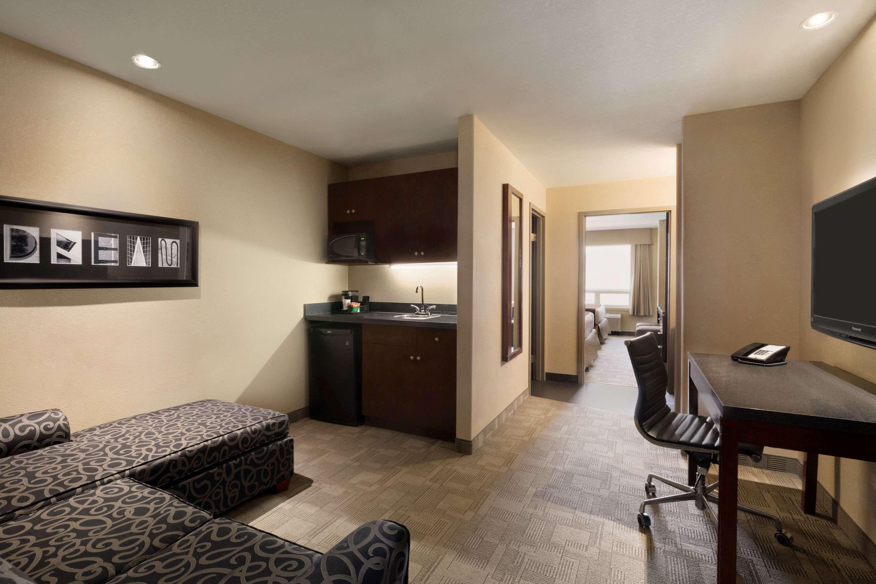 Days Inn By Wyndham Regina Airport West Dış mekan fotoğraf