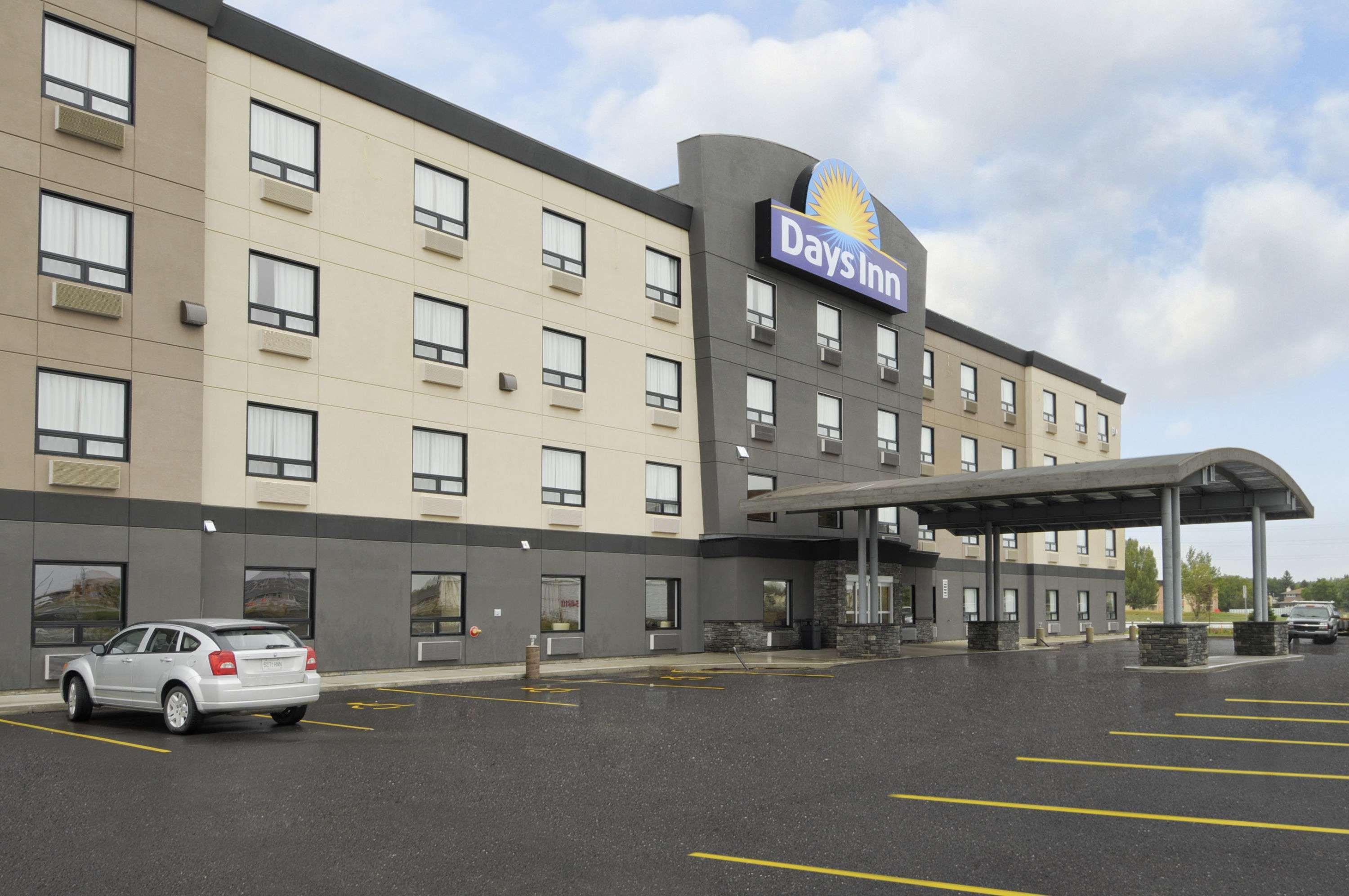 Days Inn By Wyndham Regina Airport West Dış mekan fotoğraf