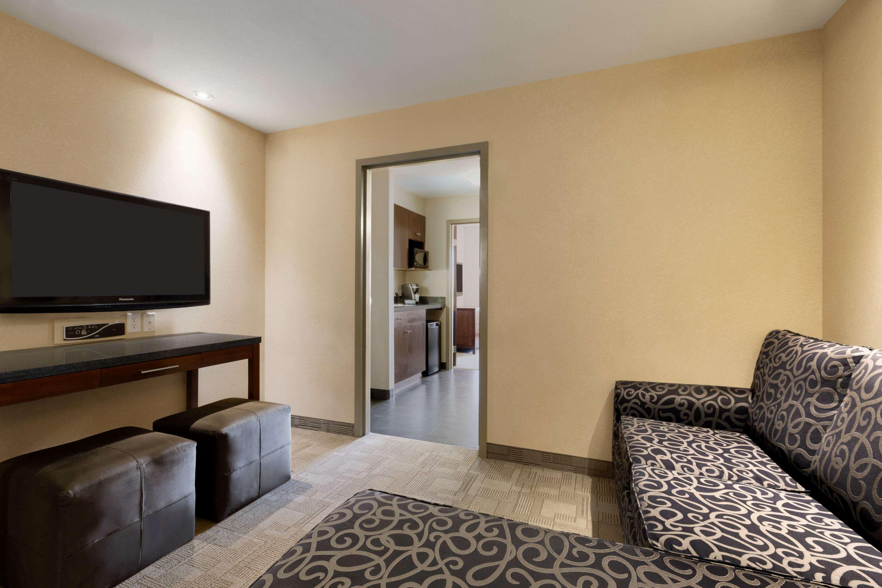 Days Inn By Wyndham Regina Airport West Dış mekan fotoğraf