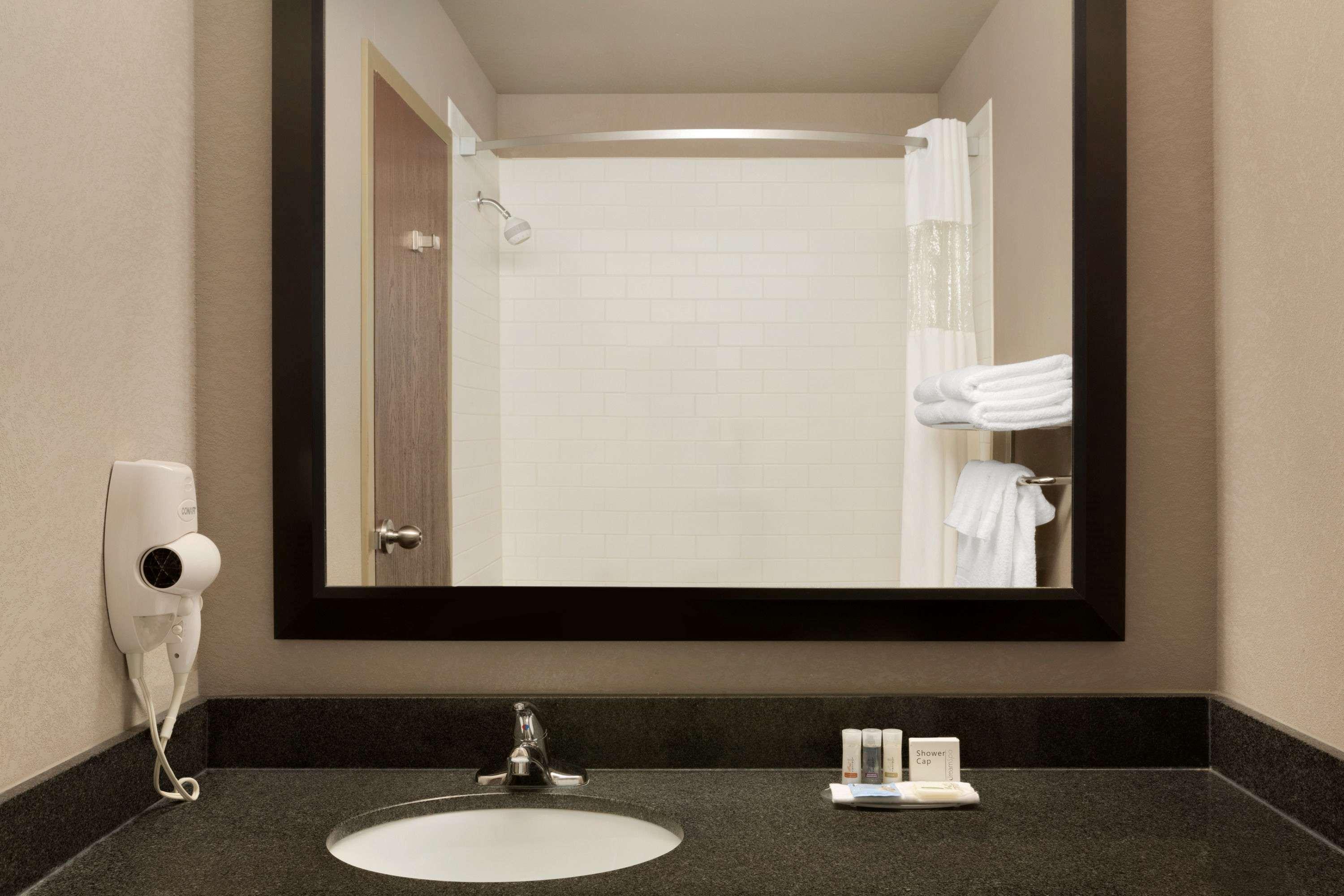 Days Inn By Wyndham Regina Airport West Dış mekan fotoğraf