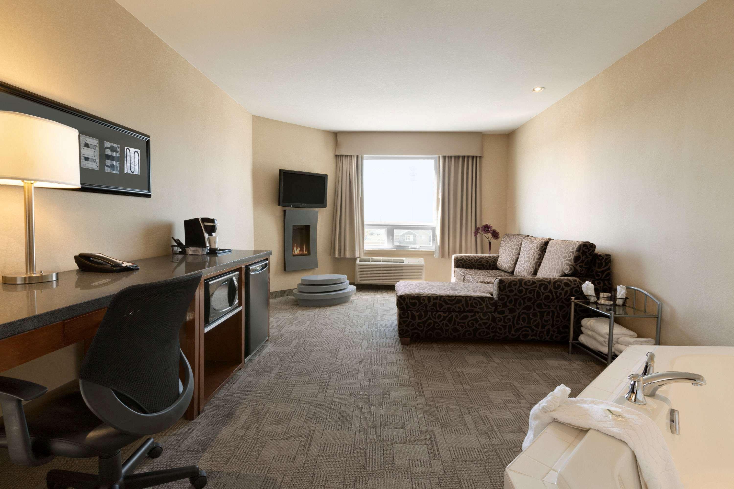Days Inn By Wyndham Regina Airport West Dış mekan fotoğraf