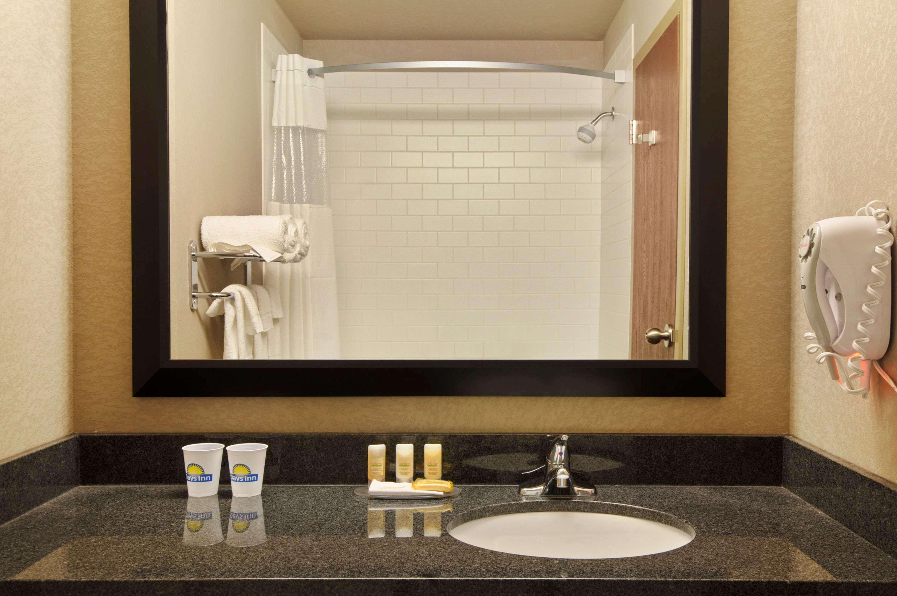 Days Inn By Wyndham Regina Airport West Dış mekan fotoğraf