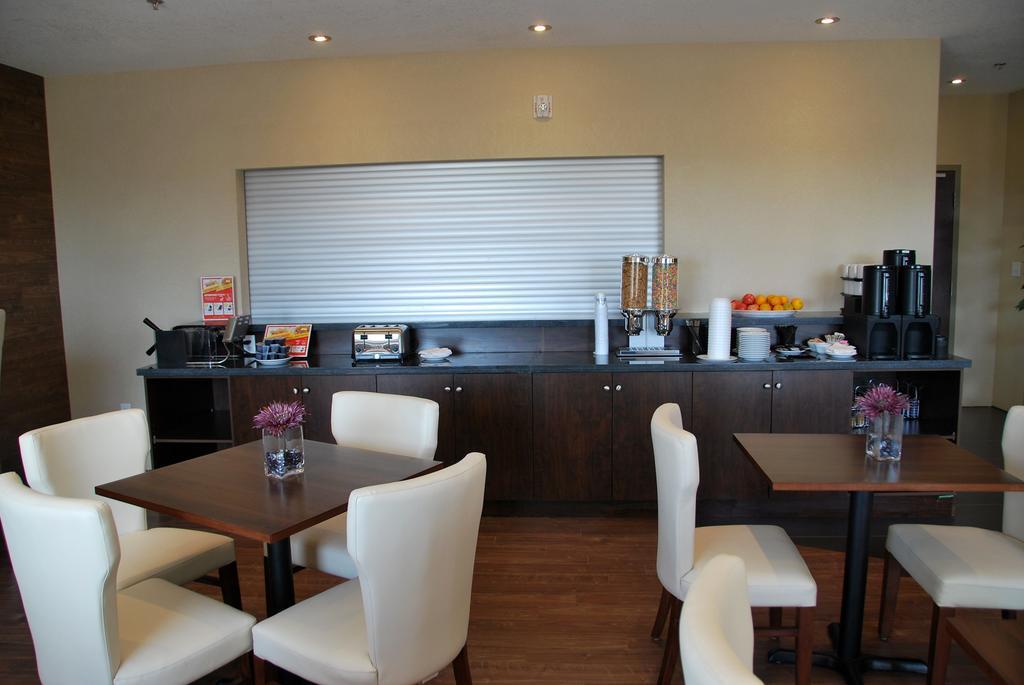 Days Inn By Wyndham Regina Airport West Dış mekan fotoğraf
